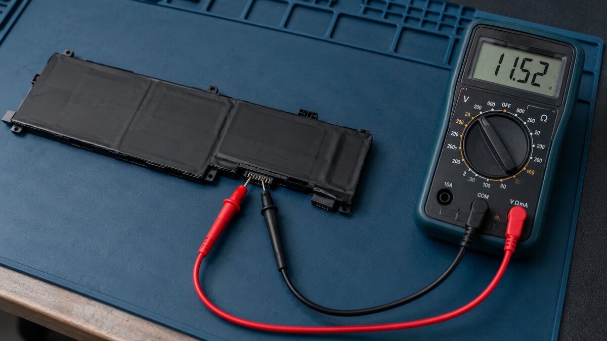 Cum recunoști o baterie de laptop uzată